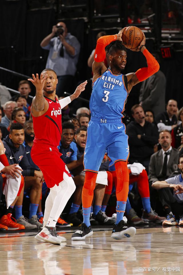 雷霆队的保罗乔治得到了37分,威少三双14分16个篮板和10次助攻,亚当斯